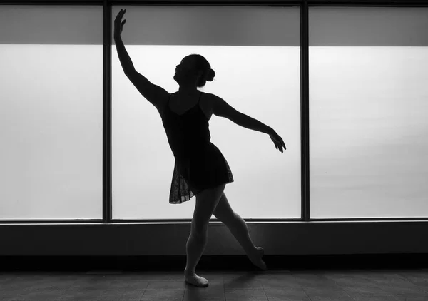 Bale Dancer Lunge Silüetinin Siyah Beyaz Versiyonu — Stok fotoğraf