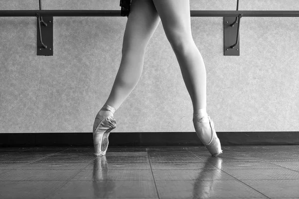 Μαύρο Και Άσπρο Έκδοση Του Μπαλέτου Χορευτής Pointe — Φωτογραφία Αρχείου