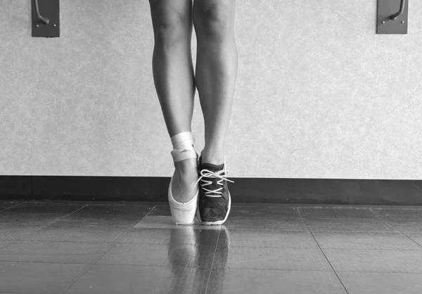 ダンサーに つの側面の黒と白のバージョン — ストック写真