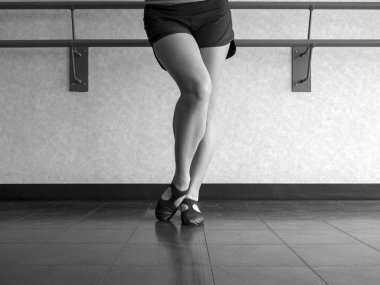 Siyah ve beyaz sürümüyle dansçı Bevelled ayak Jazz kazmak pozisyonda