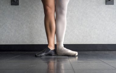 İki kenara da bir dansçı-balerin ve caz dansçı