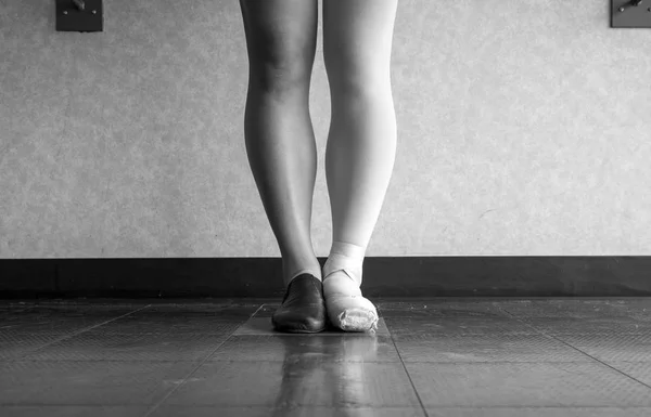黑白版舞者站在巴里的平行位置 一半身着爵士舞服 一半穿着芭蕾服装 — 图库照片