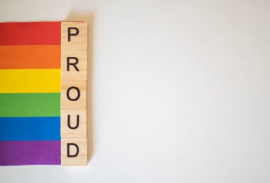 Beyaz arka planda Gururlu LGBTQ + gökkuşağı bayrağı olmak 
