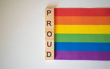 Gururlu LGBTQ + gökkuşağı bayrağı beyaz arkaplanda 