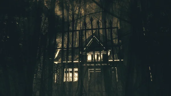 Cena de Halloween super assustadora com uma casa frágil na floresta — Fotografia de Stock