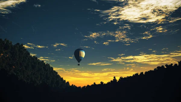 Palloncini d'aria calda sopra lussureggiante giungla naturale selvaggia nei soli — Foto Stock