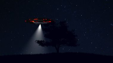 UFO inanılmaz gece gökyüzü altında yalnız ağacın arkasında