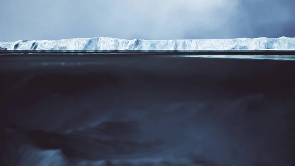 Paysage arctique avec caméra moitié sous-marine — Photo