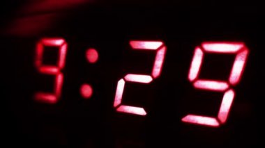 4K Dijital Saat 9: 30 Futuristik Tasarım 2 'ye Dön