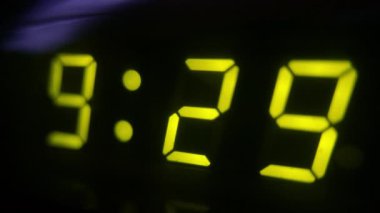 4K Dijital Saat 9: 30 'a Dön