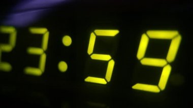 4K Dijital Saat Gece Yarısı 0: 24 'e Dön