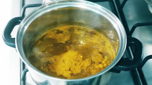 Soupe Instantanée Ébullition Dans Pot Métal — Video