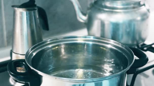 Kochendes Wasser Metalltopf — Stockvideo