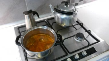 Mutfakta 4K Metal Tabakları ve Birinci Çorba