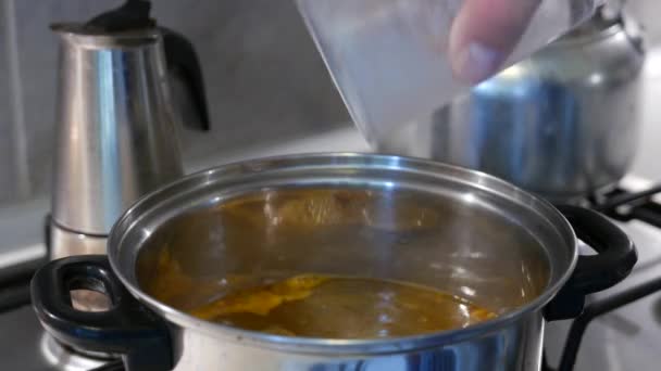 Versant Soupe Instantanée Dans Eau Bouillante Dans Pot Métal — Video