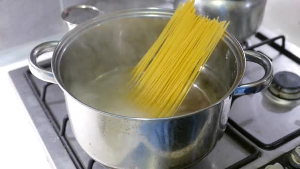 Mettere Gli Spaghetti Acqua Bollente — Video Stock