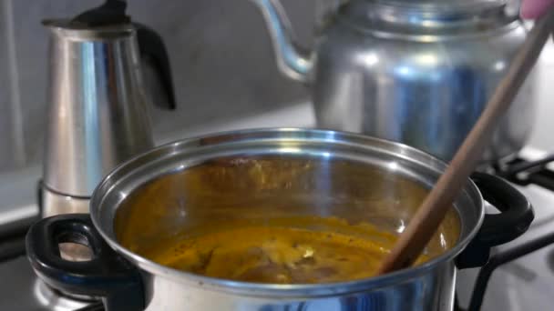 Soupe Instantanée Agitant Dans Pot Métal — Video
