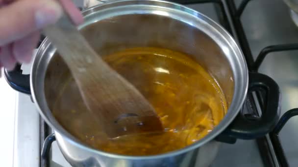 Roeren Instant Soup Metalen Pot — Stockvideo