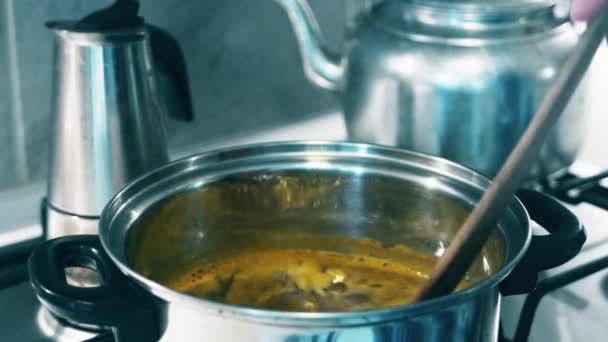 Rühren Intsant Suppe Metall Topf — Stockvideo