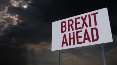 Bulutlar Altında 4K Brexit Uyarı İşareti