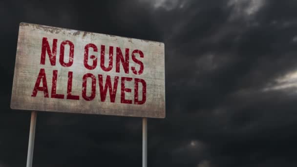 Guns Dozwolona Kontrola Rusty Znak Pod Chmurami Timelapse — Wideo stockowe