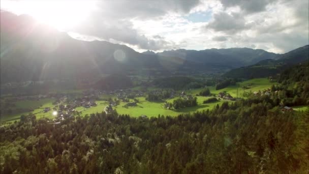 Village pittoresque dans les Alpes, aérien — Video