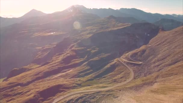 Posouvání záběr pohoří Vysoké Taury v Alpách — Stock video