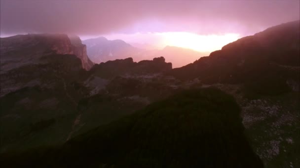 Hauts sommets alpins au coucher du soleil — Video