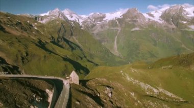 Alpler'deki Grossglockner dağ geçidinin tepesindeki bakış açısı