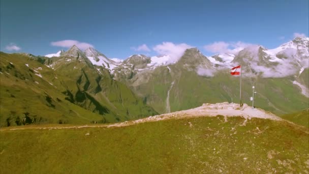 Bandera de Austria en la parte superior de la carretera Grossglockner — Vídeos de Stock