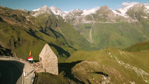Часовня на вершине перевала Гроссглокнер — стоковое видео