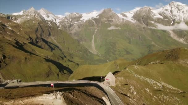 Bandera austriaca en la cima del paso de montaña Grossglockner en los Alpes — Vídeos de Stock