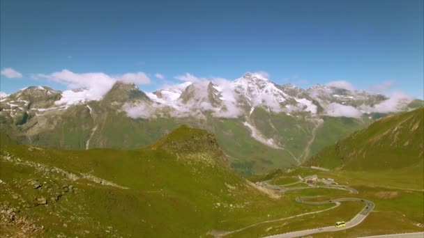 Traffico sulla strada alpina Grossglockner, vista aerea — Video Stock
