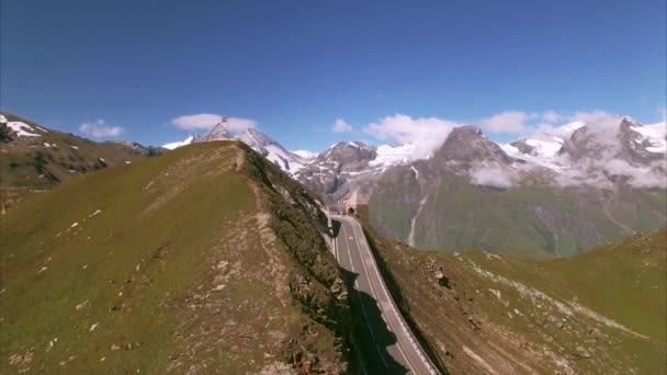 Над вершиной дороги Гроссглокнер в Австрии — стоковое видео