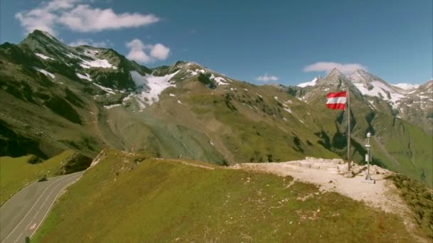 Bandera austriaca en la parte superior de la carretera Grossglockner — Vídeos de Stock