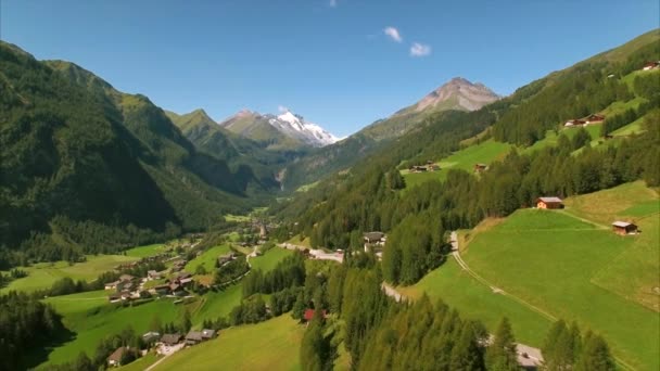 Flygvy över byn Heiligenblut i Alperna — Stockvideo