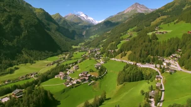 Alpler'deki doğal Alp vadisi Heiligenblut'taki yeşil otlaklar, havadan çekilen görüntüler — Stok video