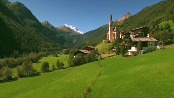 Vue aérienne de Heiligenblut dans les Alpes — Video