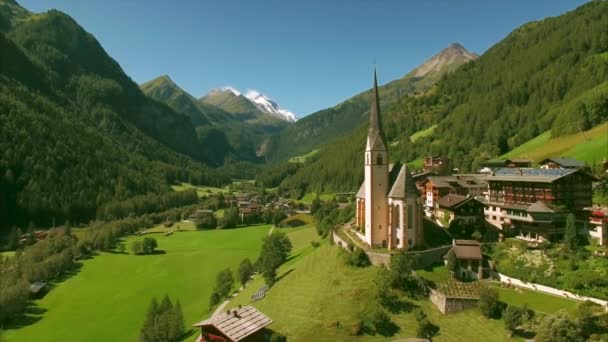 St Vincent kyrka i byn Heiligenblut i Alperna — Stockvideo