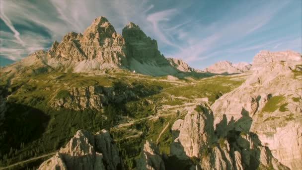 Sorprendentes Dolomitas italianas, montañas Tre Cime en los Alpes — Vídeo de stock