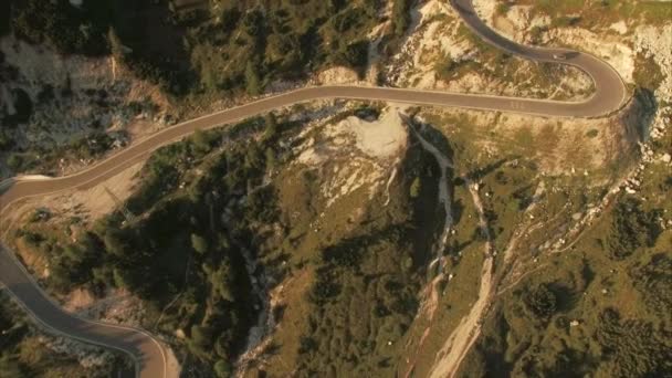 Mountain road in the Alps, top-down view — Stock Video
