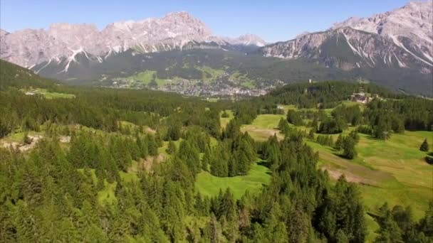 Toeristische hotspot in de Italiaanse Alpen, Cortina — Stockvideo