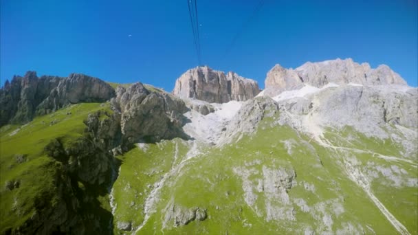 Descendo em teleférico nos Alpes, Dolomitas Italianas — Vídeo de Stock