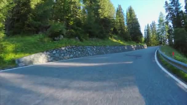 Malownicze, kręta droga w Alpach — Wideo stockowe
