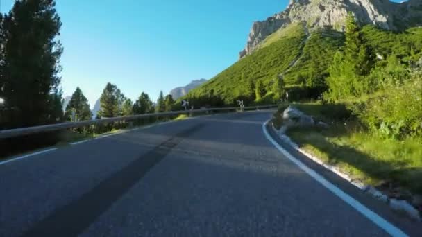 Rota cênica nas Dolomitas, vista dos motoristas — Vídeo de Stock