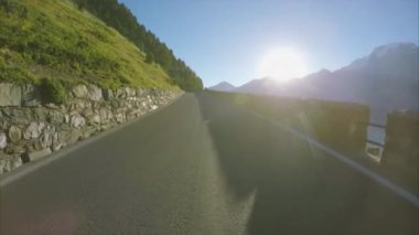 Alplerde Stelvio geçişte sürüş