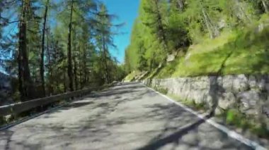 Alplerde Sella geçişte dolambaçlı yol