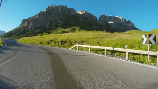 Pordoipas rijden in de Alpen — Stockvideo