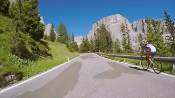 Cicliști urcând pe scenicul Sella Pass din Alpii Italieni — Videoclip de stoc