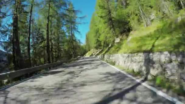 Strada tortuosa sul Passo del Sella nelle Alpi — Video Stock